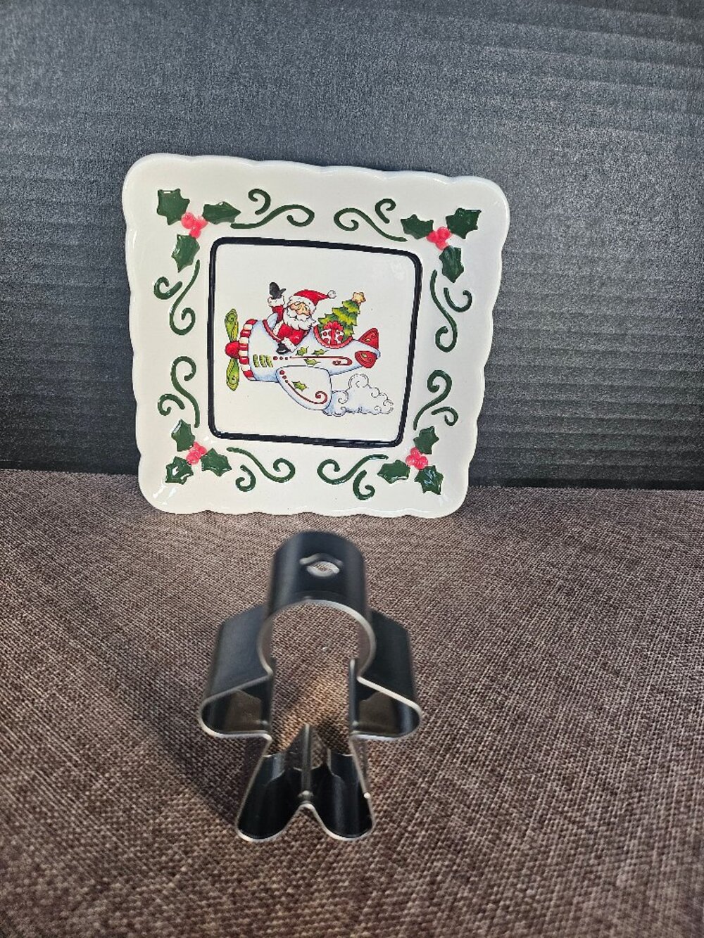 Cosmos Gifts Ceramic Christmas Santa Claus Plate With Metal Cookie Cutter Set
